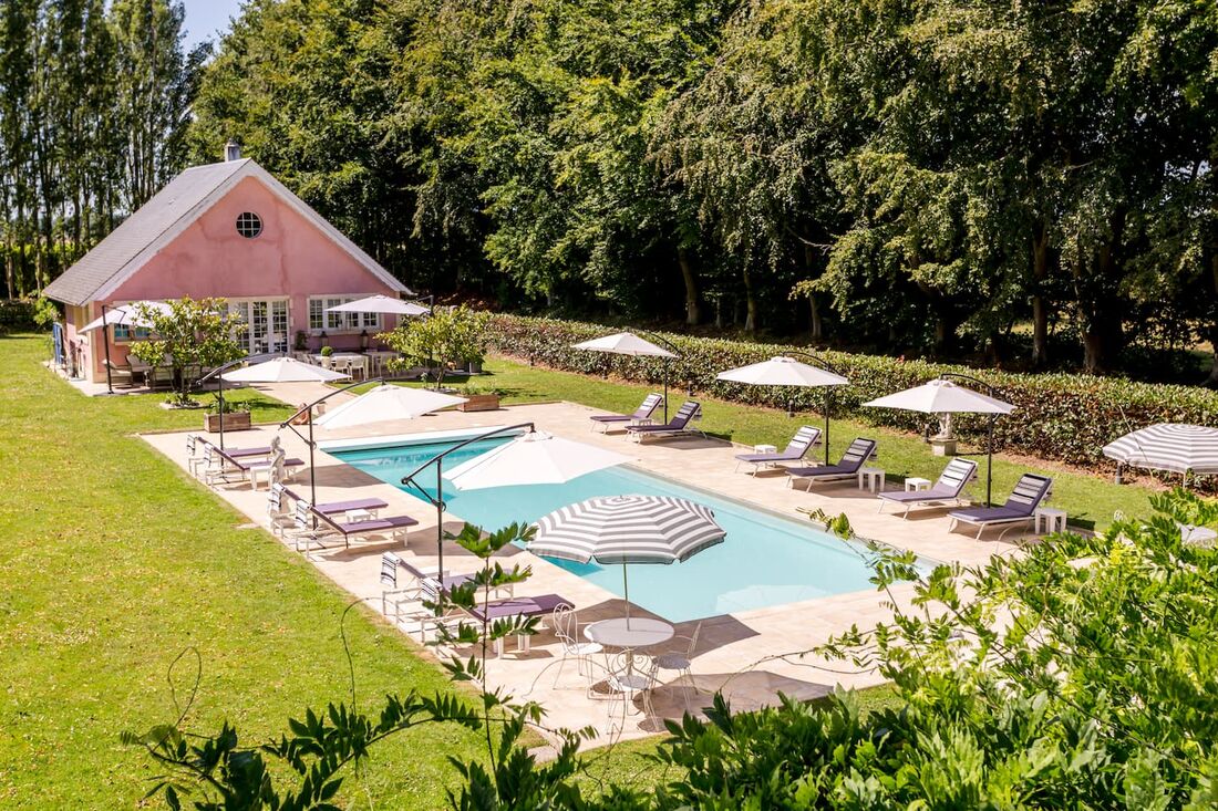 Le Pool House et la piscine vus du parc