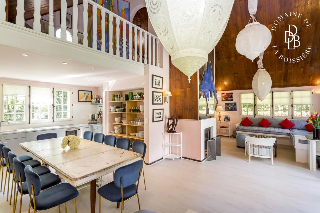 La grande pièce et la mezzanine au-dessus