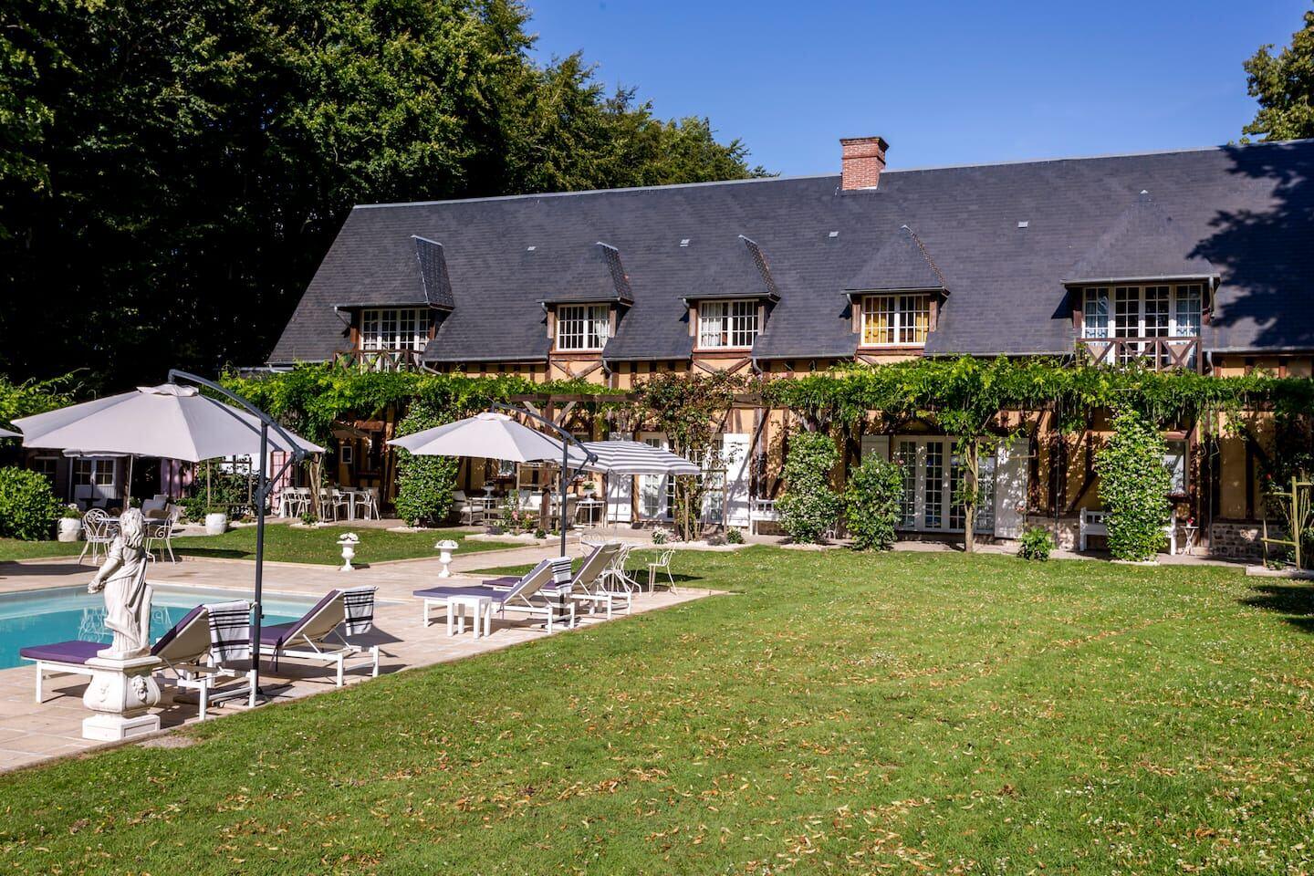 L'Ancien Pressoir et sa façade sous glycine