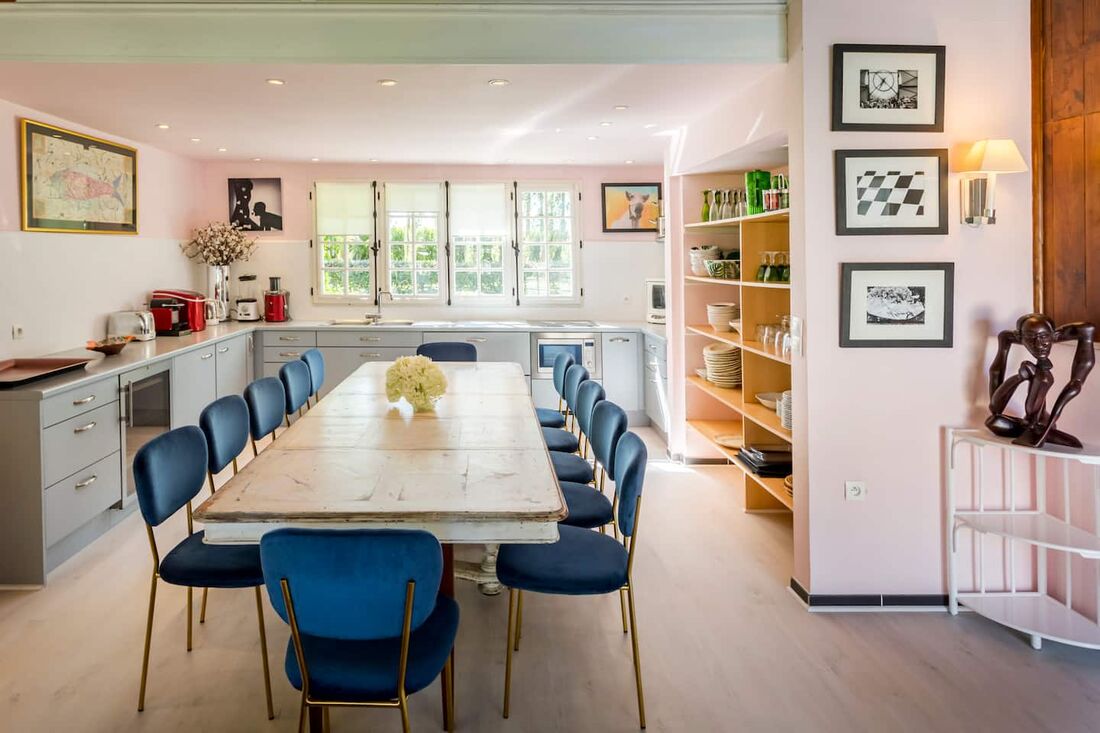 La table dressée et la bibliothèque