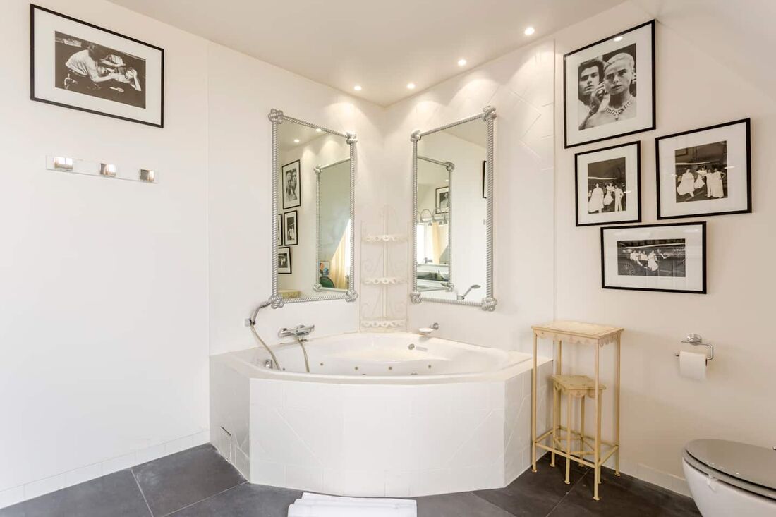 La baignoire de la salle de bains partagée