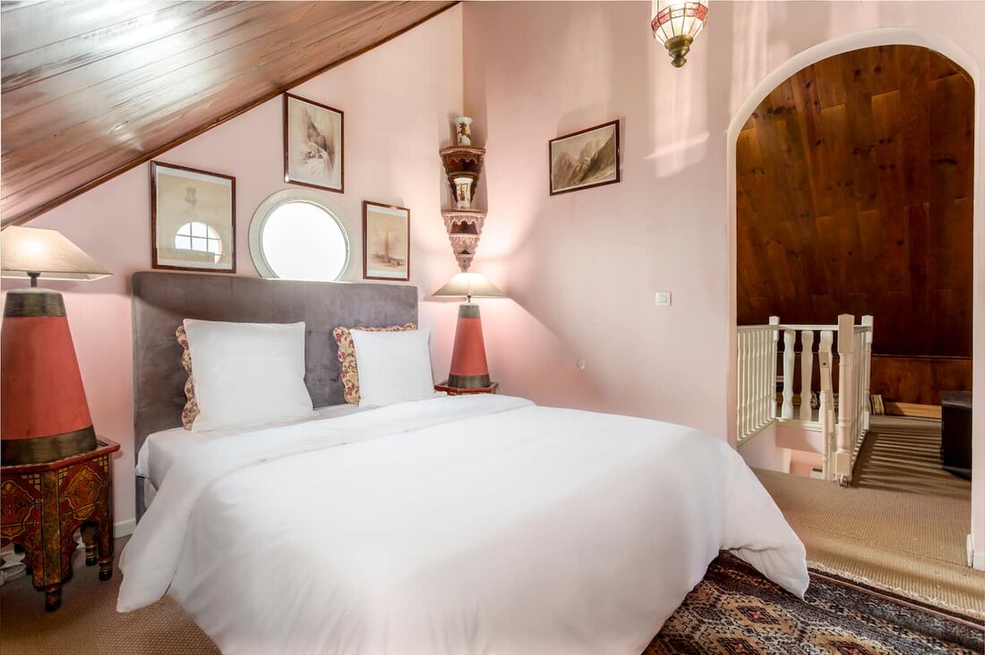 La chambre sous le rampant de bois