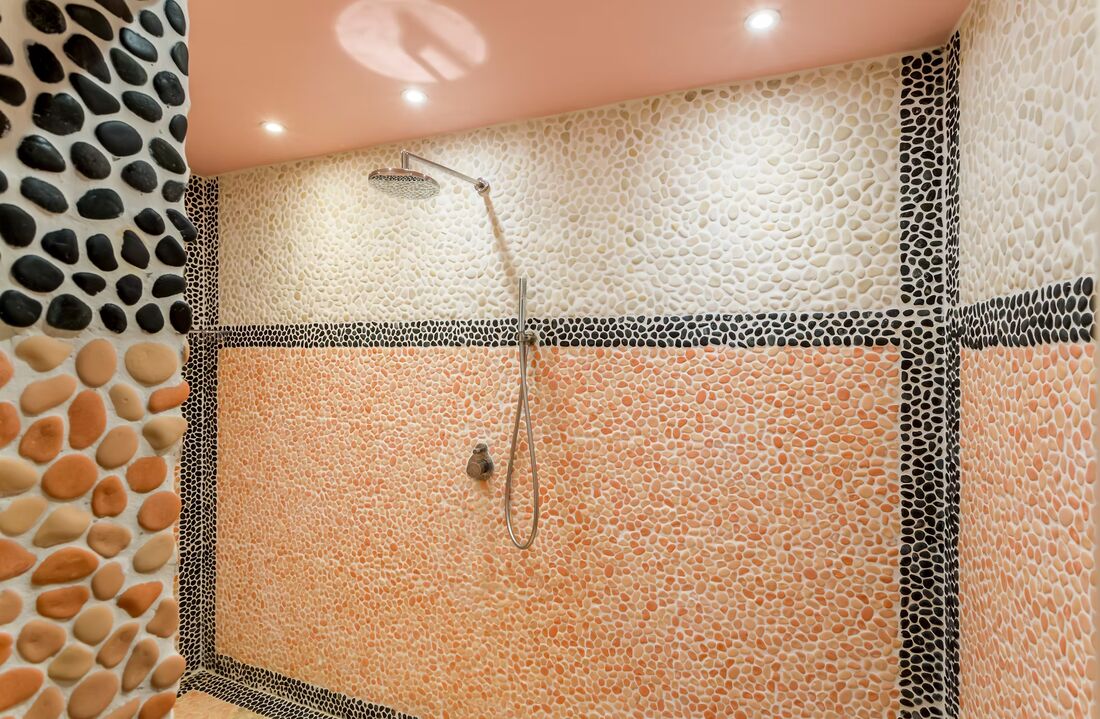 La douche en mosaïque de galets