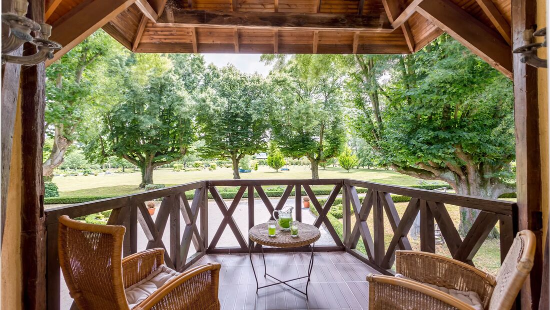La terrasse privée sur la piscine