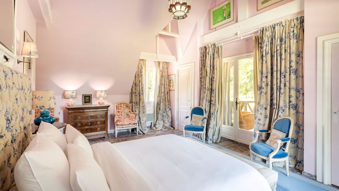 La chambre et sa porte-fenêtre