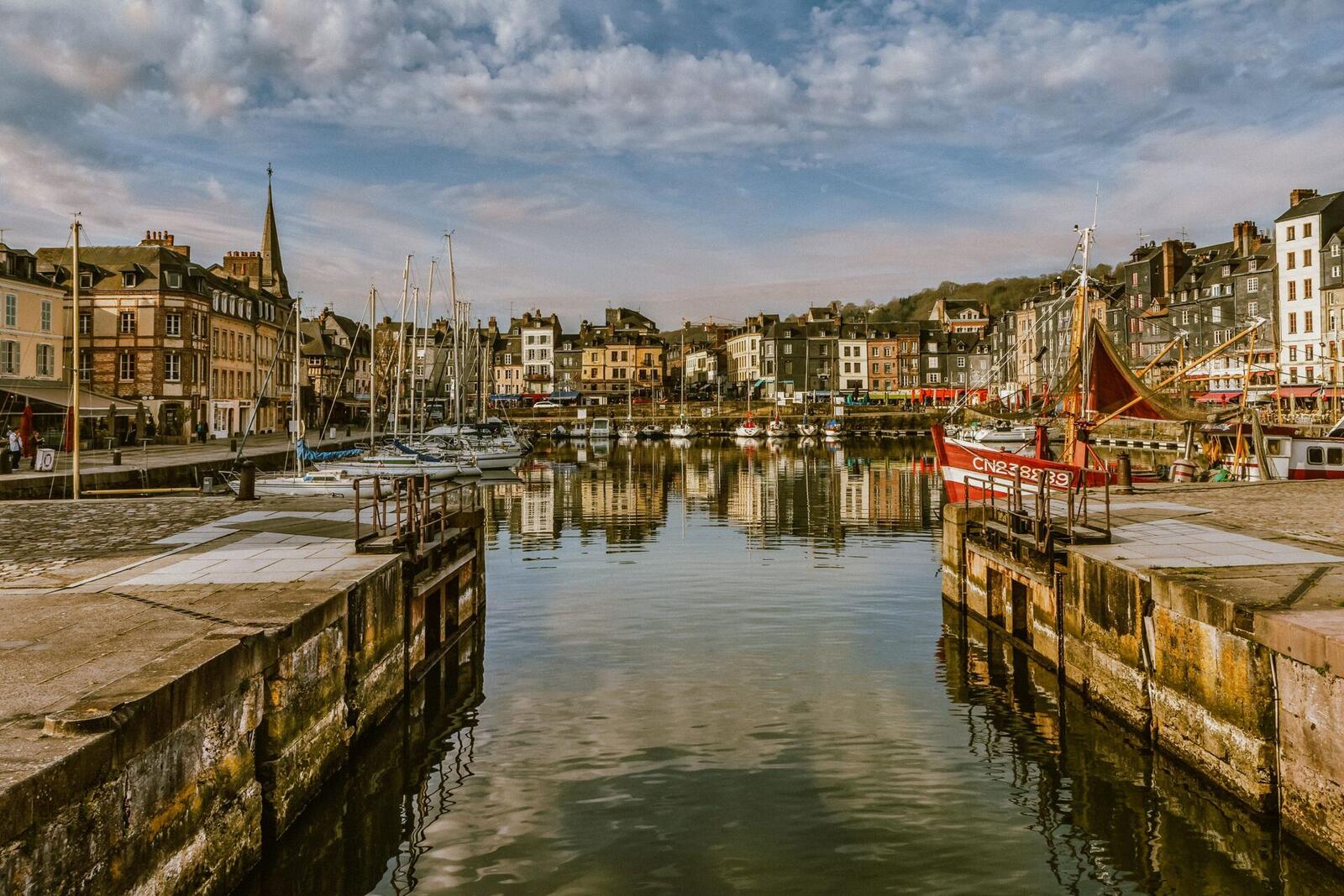 Le Vieux Bassin d'Honfleur, à trente minutes du domaine