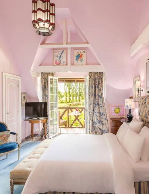 La Junior Suite Rose et sa porte-fenêtre sur la terrasse
